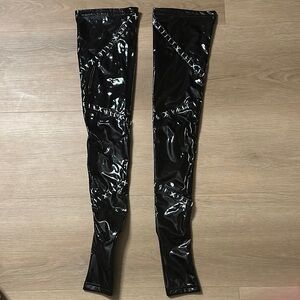 Cowl & Black Patent Leather Thigh-High Leg Sleeves